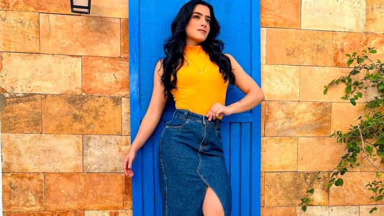 roupa feminina em jeans